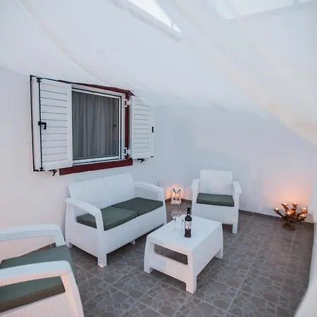 Amantes Amentes - House Santorini *